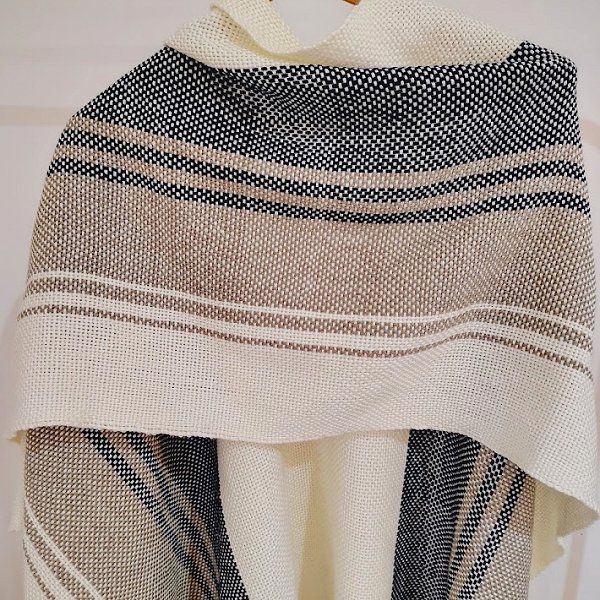 Ruanas tejidas en telar Kunge artesanales